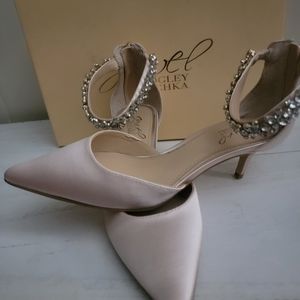 Jewel Badgley Mischka , Champagne Satin kitten heels, size 7